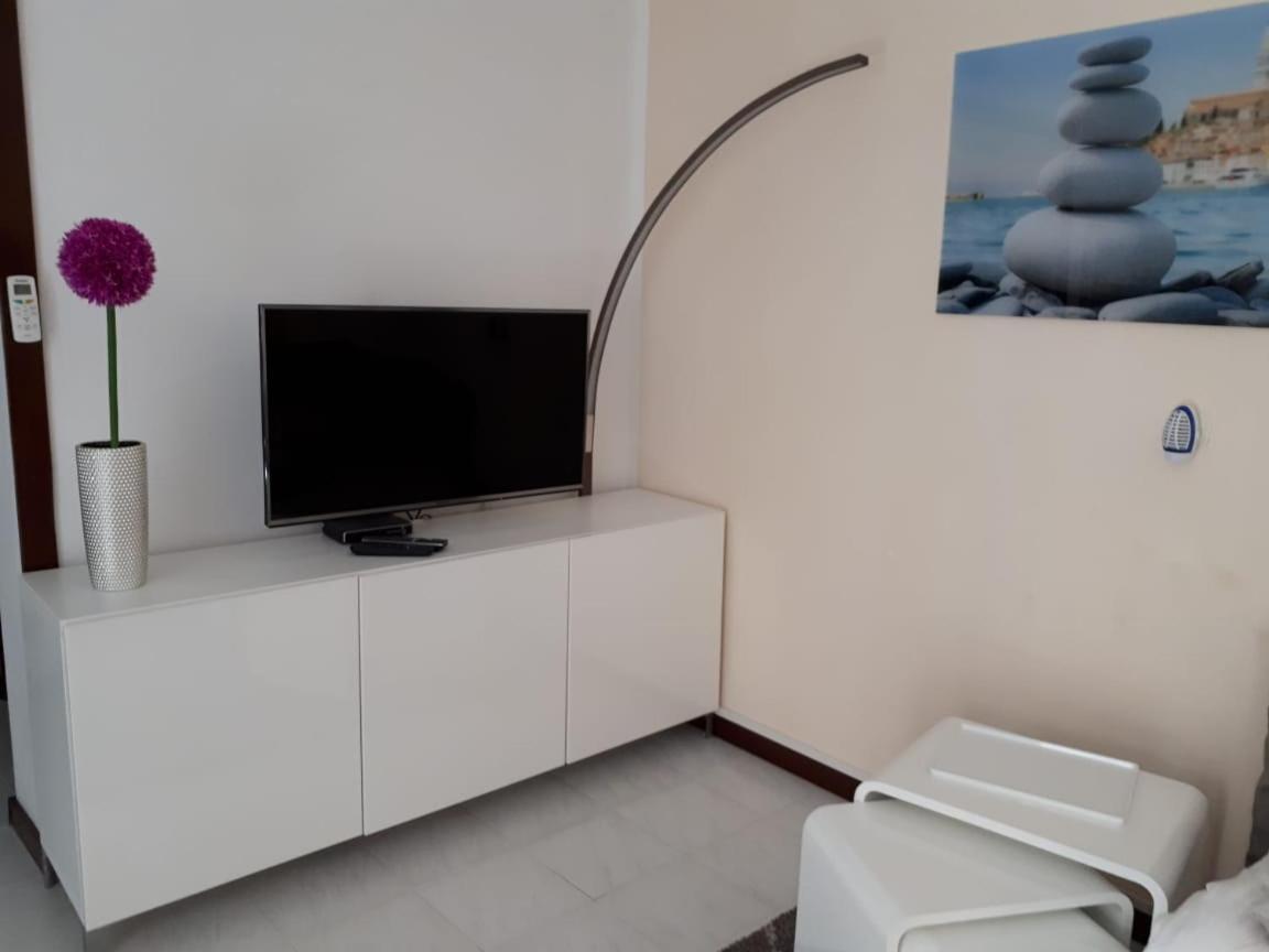 Apartmen Relax 200 M T Beach โรวีน ภายนอก รูปภาพ